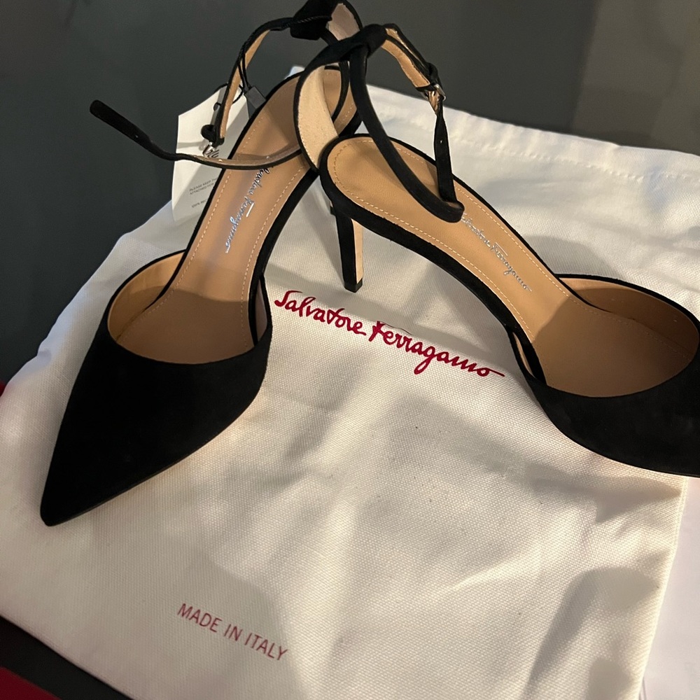 Salavtore ferragamo Black suede pumps